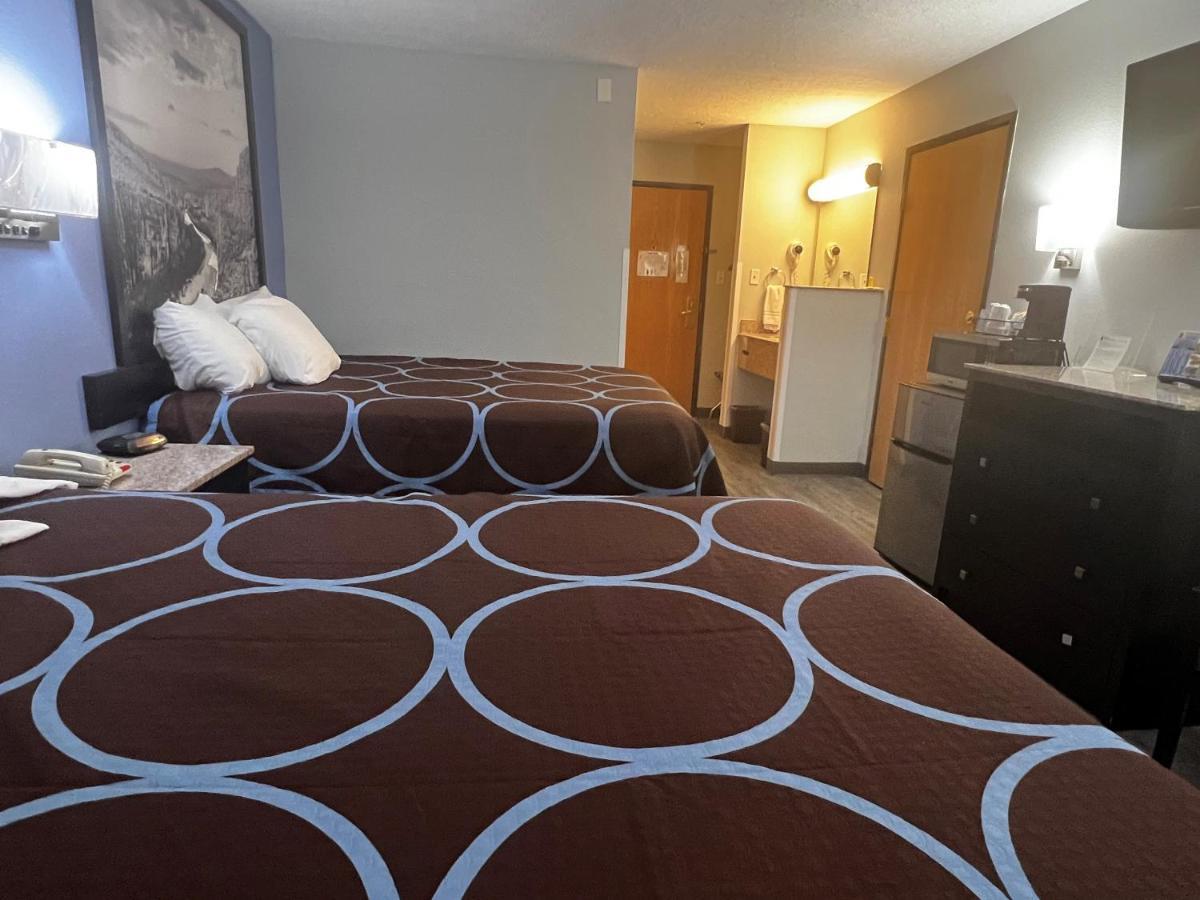 Hotel Super 8 By Wyndham Cleveland Tx Esterno foto