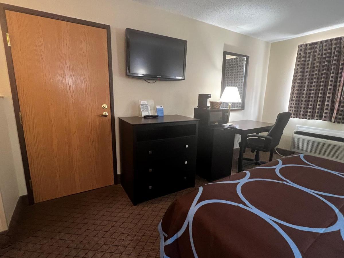 Hotel Super 8 By Wyndham Cleveland Tx Esterno foto