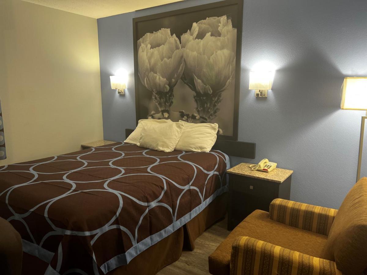 Hotel Super 8 By Wyndham Cleveland Tx Esterno foto
