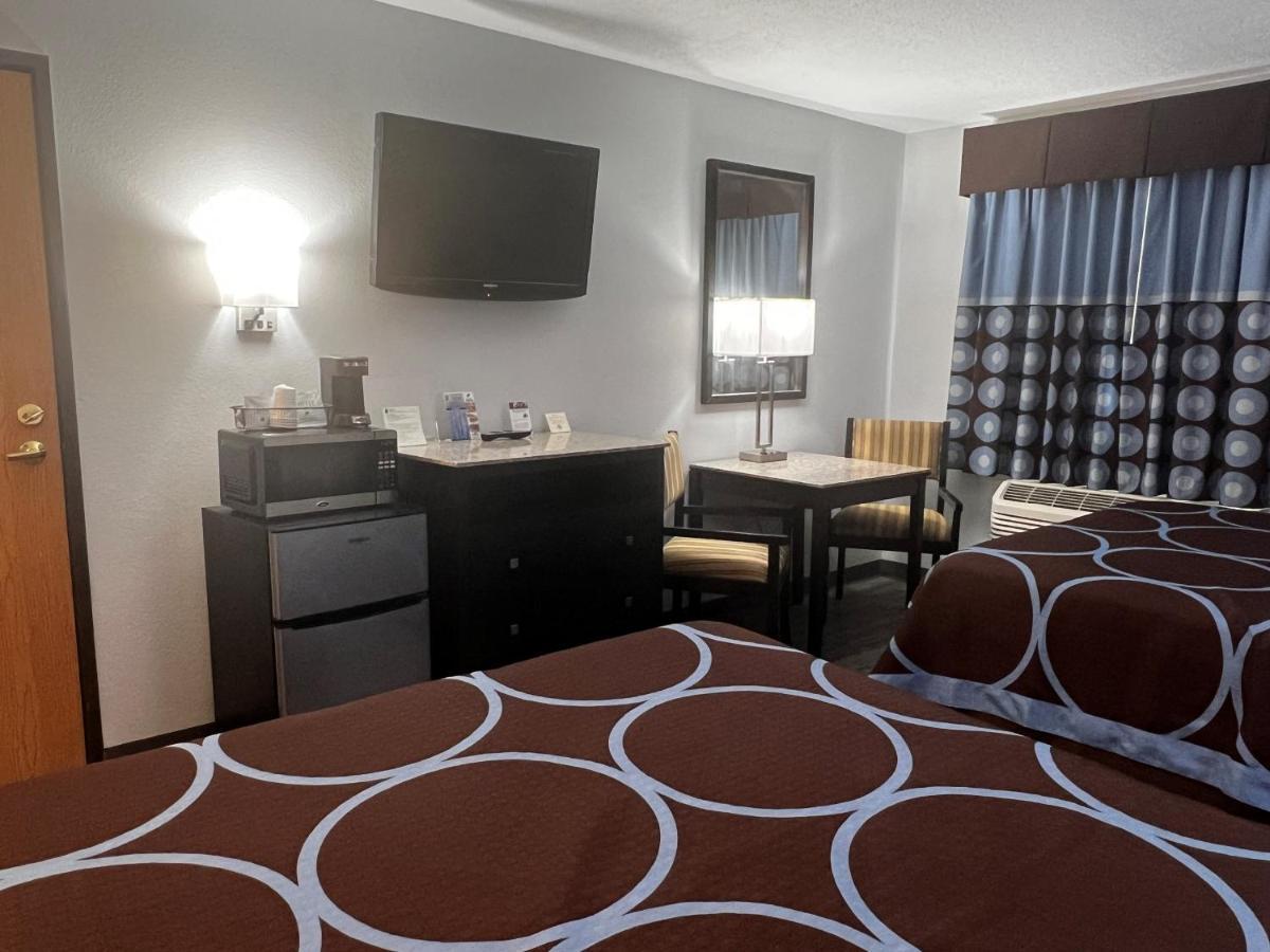 Hotel Super 8 By Wyndham Cleveland Tx Esterno foto