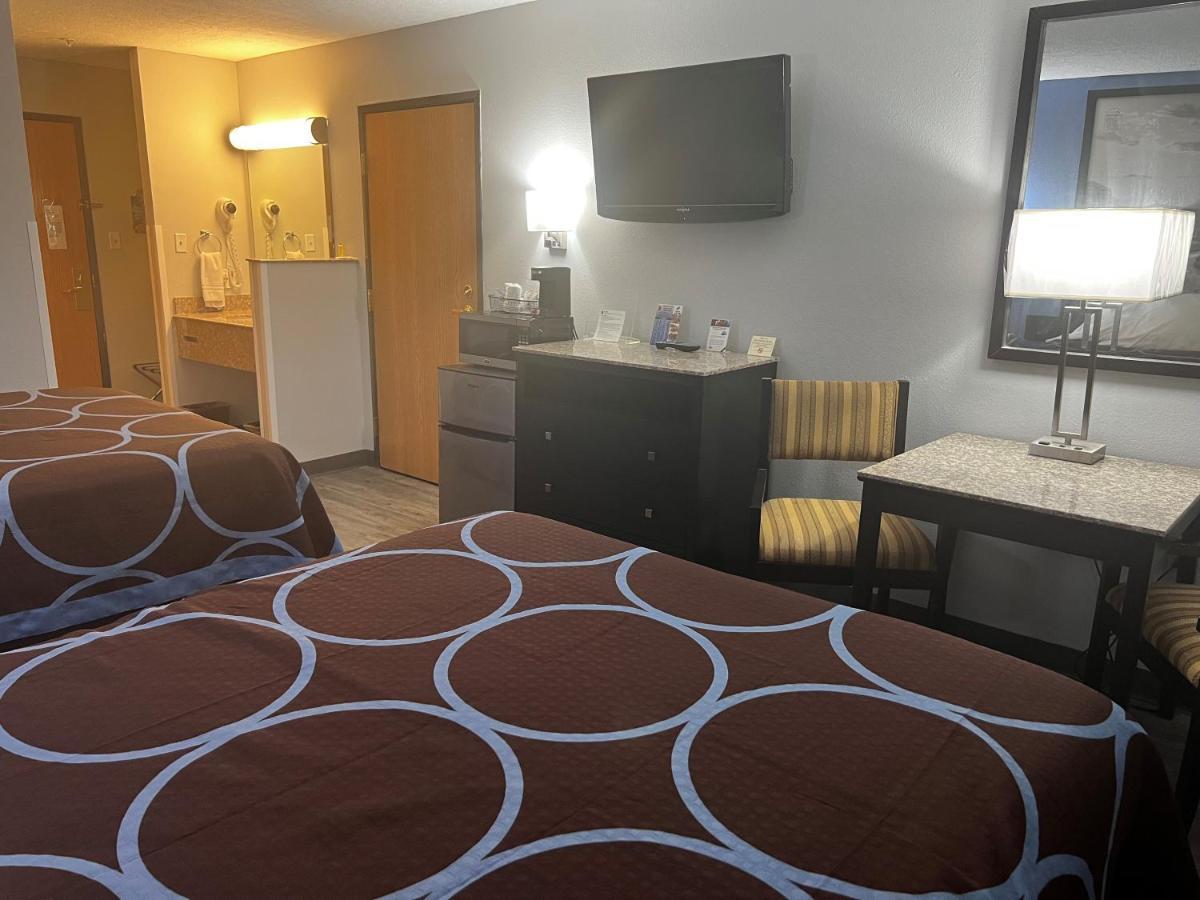 Hotel Super 8 By Wyndham Cleveland Tx Esterno foto