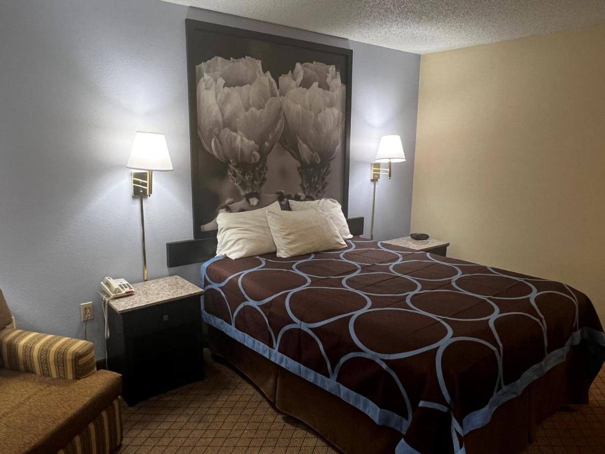 Hotel Super 8 By Wyndham Cleveland Tx Esterno foto