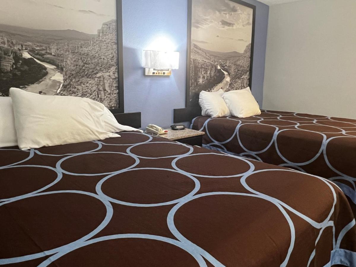 Hotel Super 8 By Wyndham Cleveland Tx Esterno foto