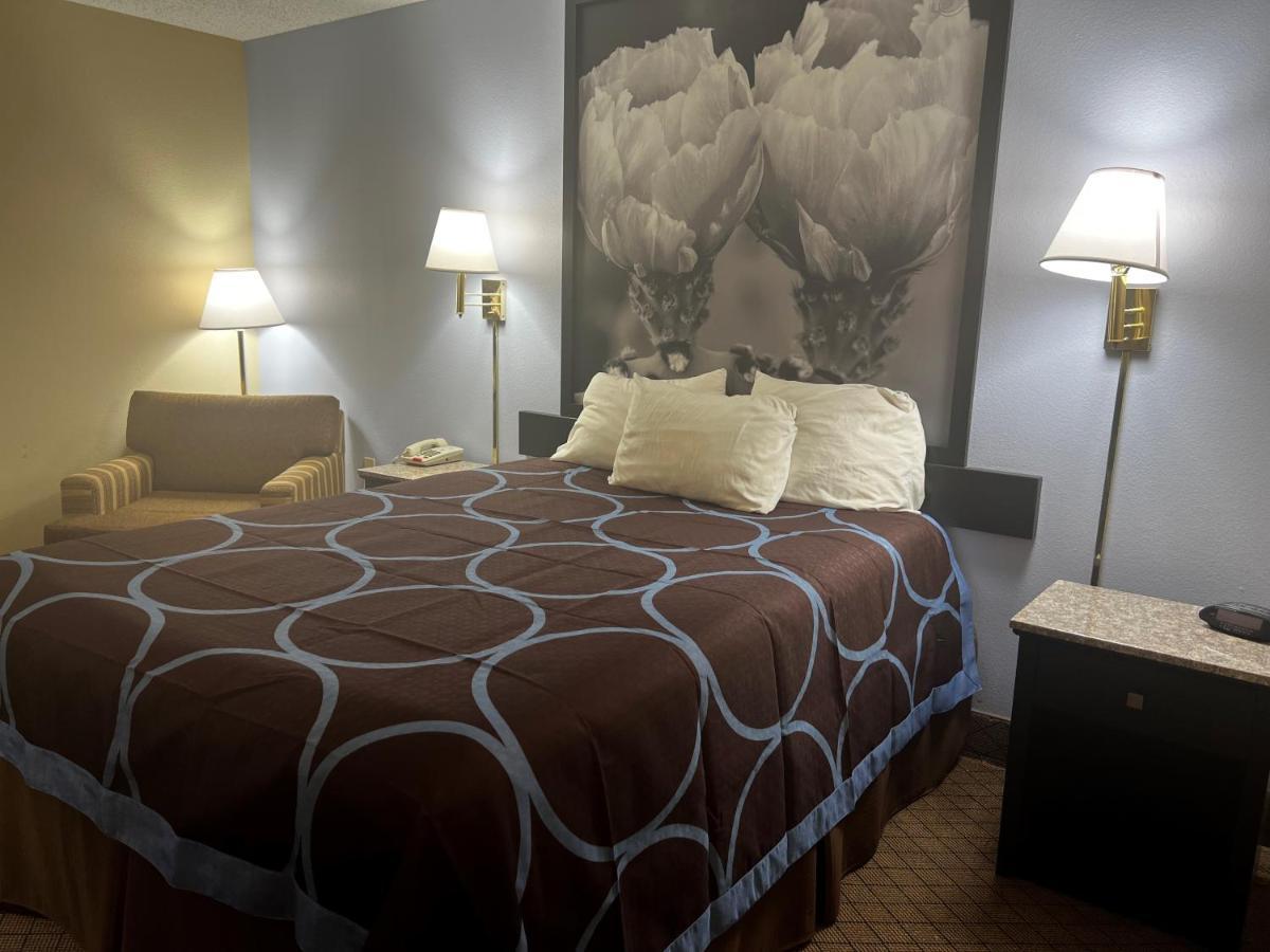 Hotel Super 8 By Wyndham Cleveland Tx Esterno foto