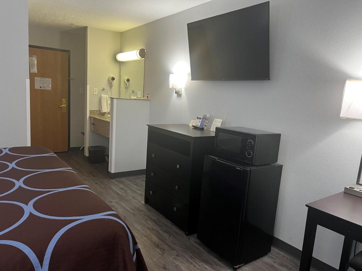 Hotel Super 8 By Wyndham Cleveland Tx Esterno foto