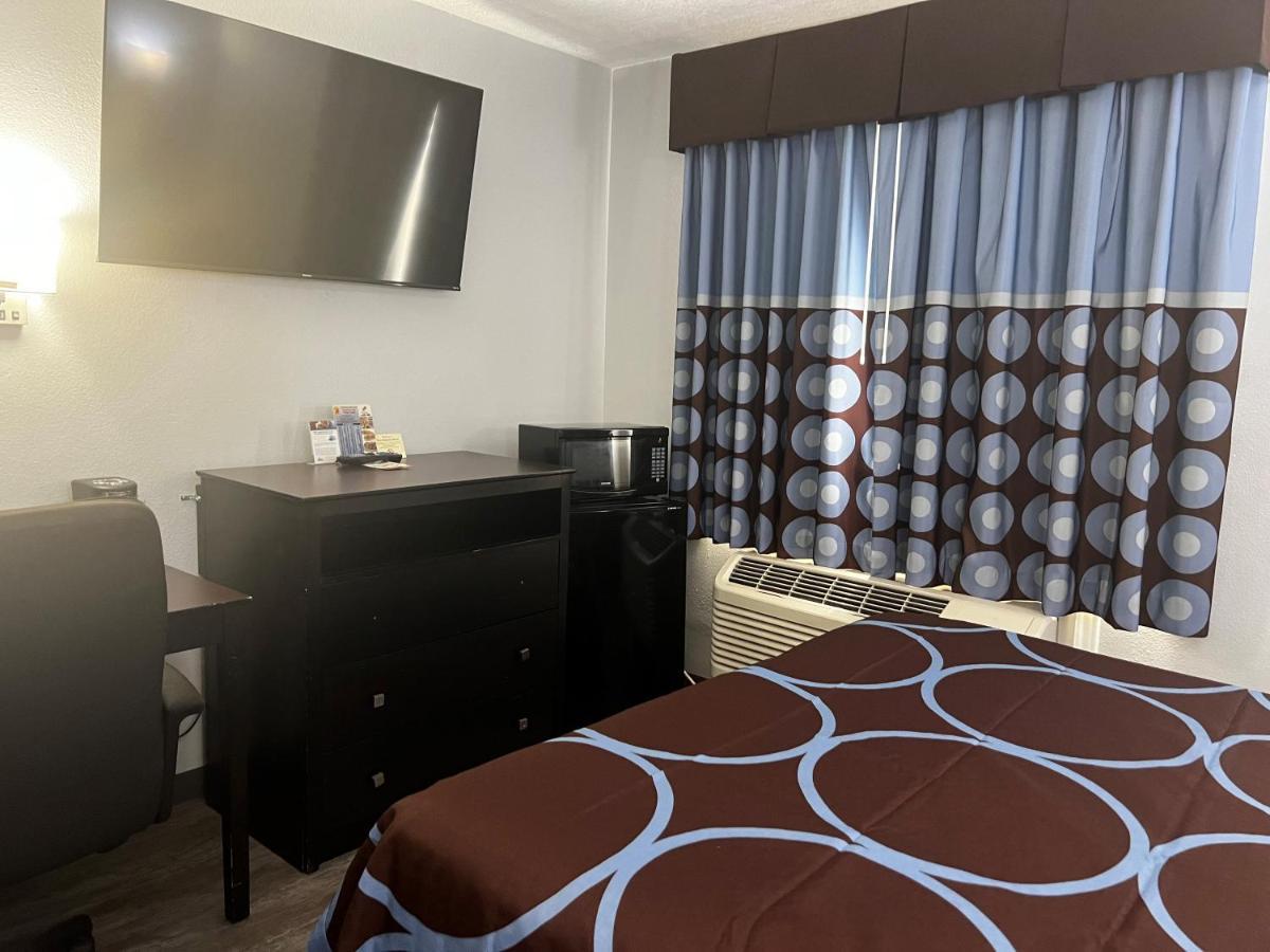 Hotel Super 8 By Wyndham Cleveland Tx Esterno foto